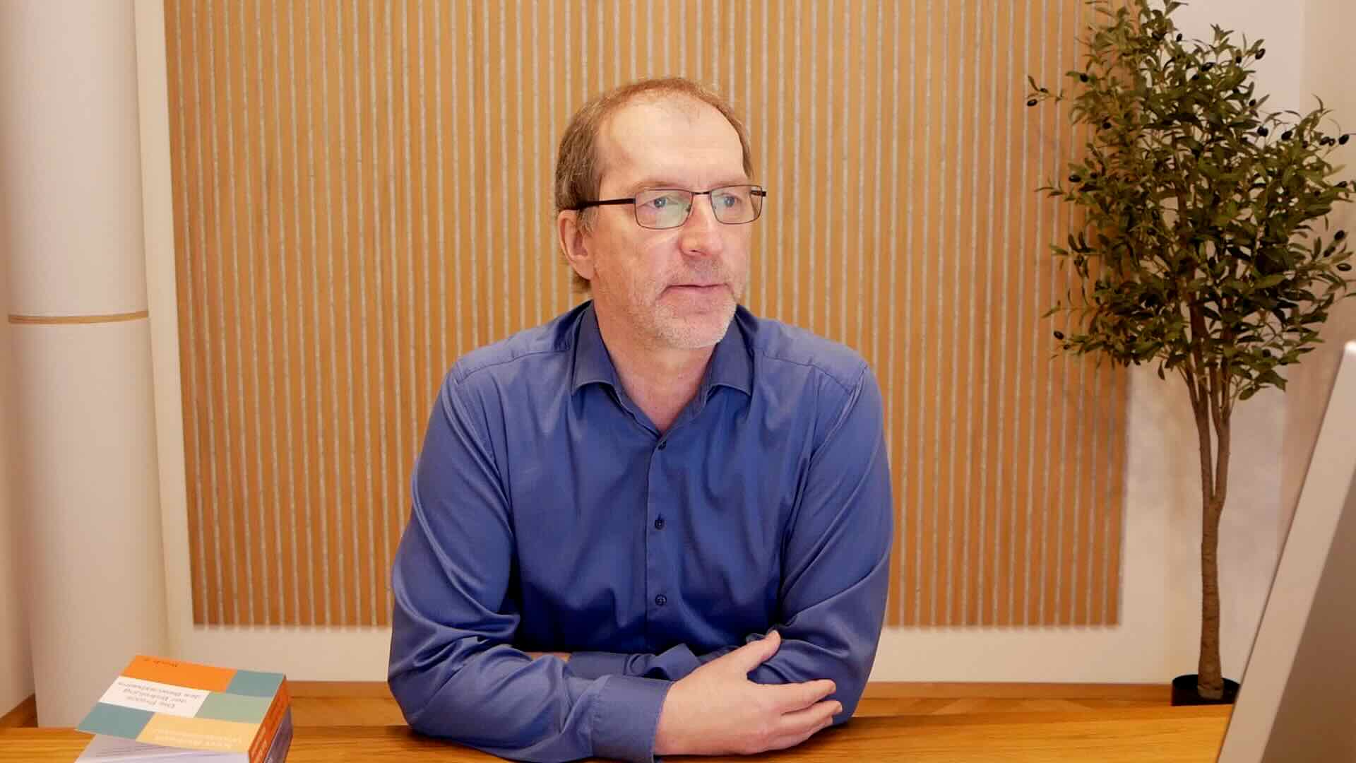 Kurt Richard Walchensteiner2_Stufe 1 - Kurs 2 Kurt Richard Walchensteiner, während der Aufnahme des Onlinekurses